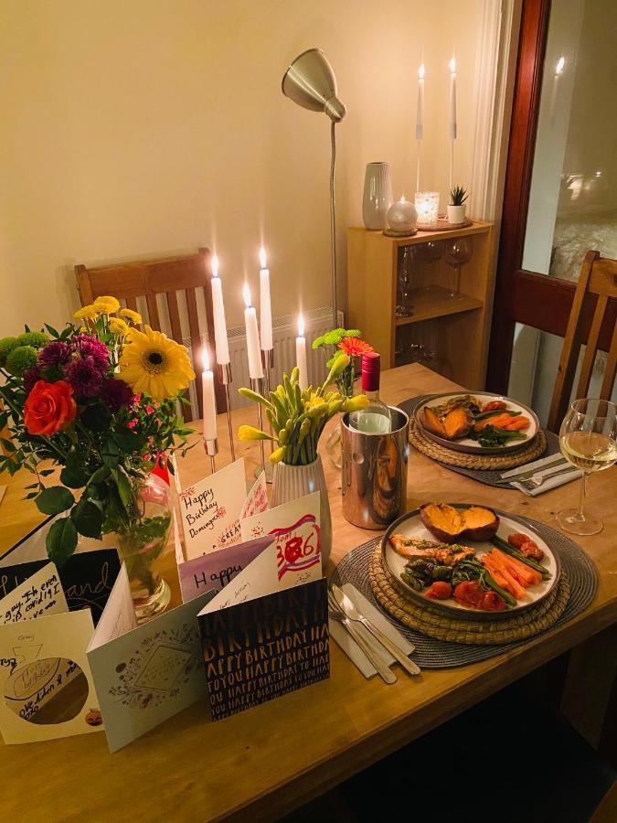 35 Mins To Central London. 3 Bedrooms. 2 Bathrooms With Garden ภายนอก รูปภาพ